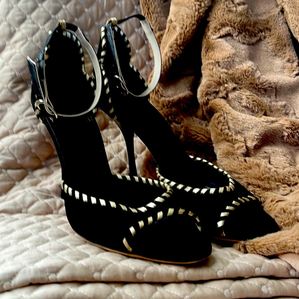 Gorgeous AUTHENTIC GUCCI heels.